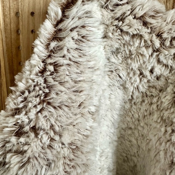 NEW Deluxe White Brown Faux Fur Extra Large Christmas Tree Skirt - Picture 4 of 5